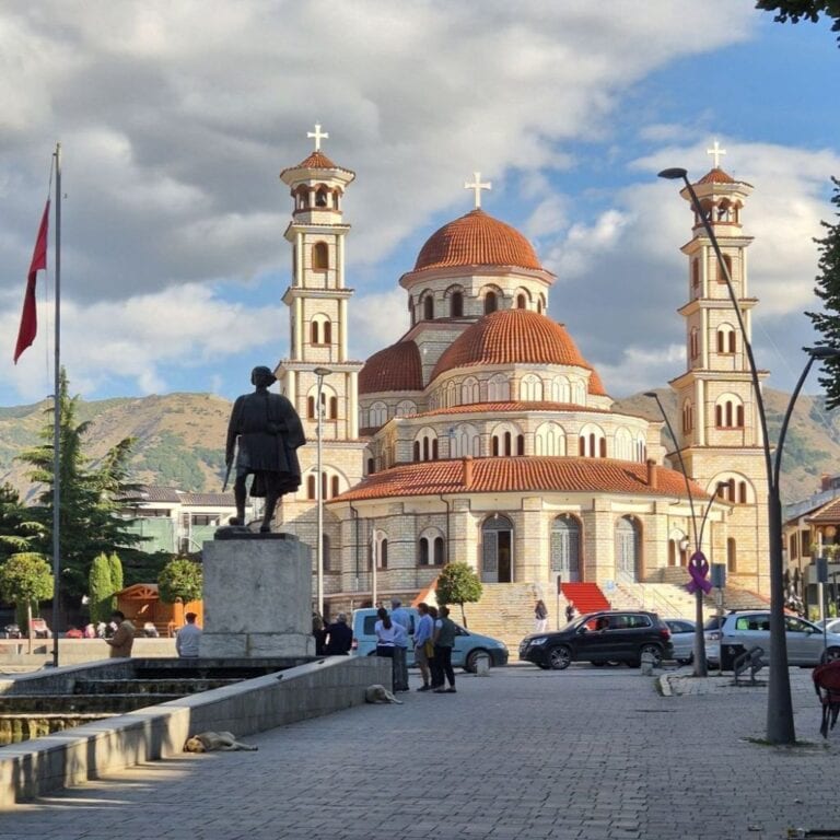Unser Reisebericht über die Stadt Korca in Albanien: Mit den wichtigsten Sehenswürdigkeiten sowie unseren Tipps und Erfahrungen vor Ort