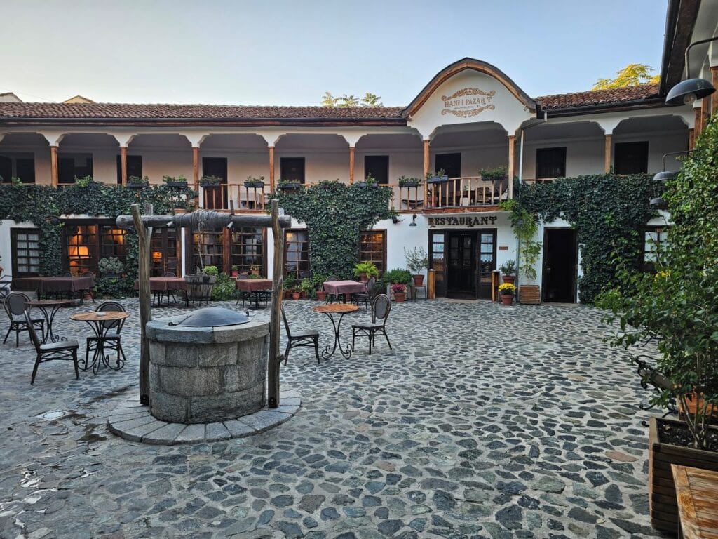 Innenhof eines Restaurants im Basarviertel von Korca