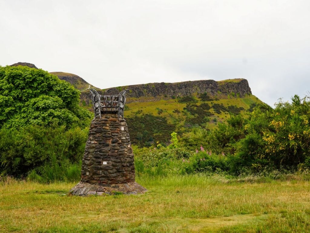 Monument to the Scottish Parliament auf dem Calton Hill mit Blick auf Arthurs Seat