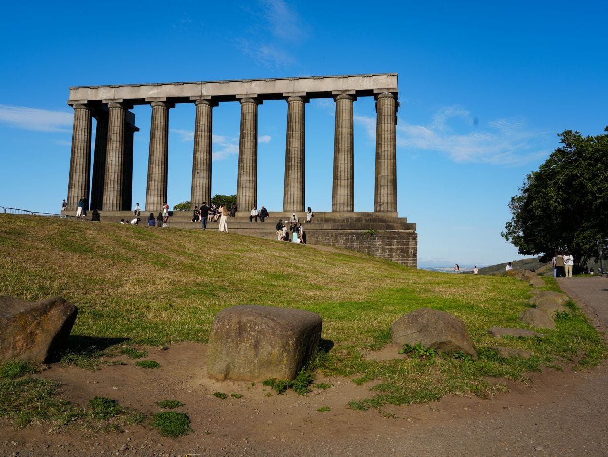 National Monument auf dem Calton Hill in Edinburgh