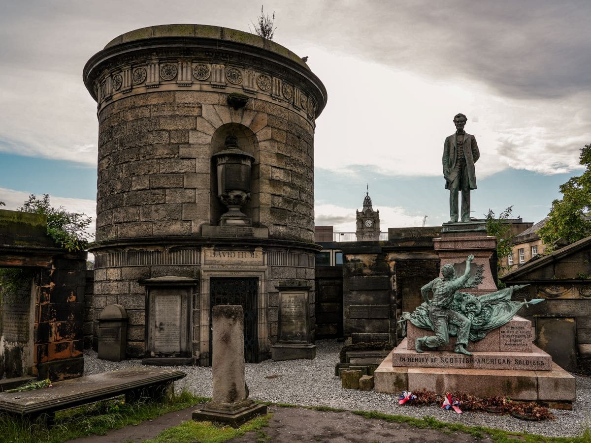 Denkmäler auf dem Old Calton Cemetery
