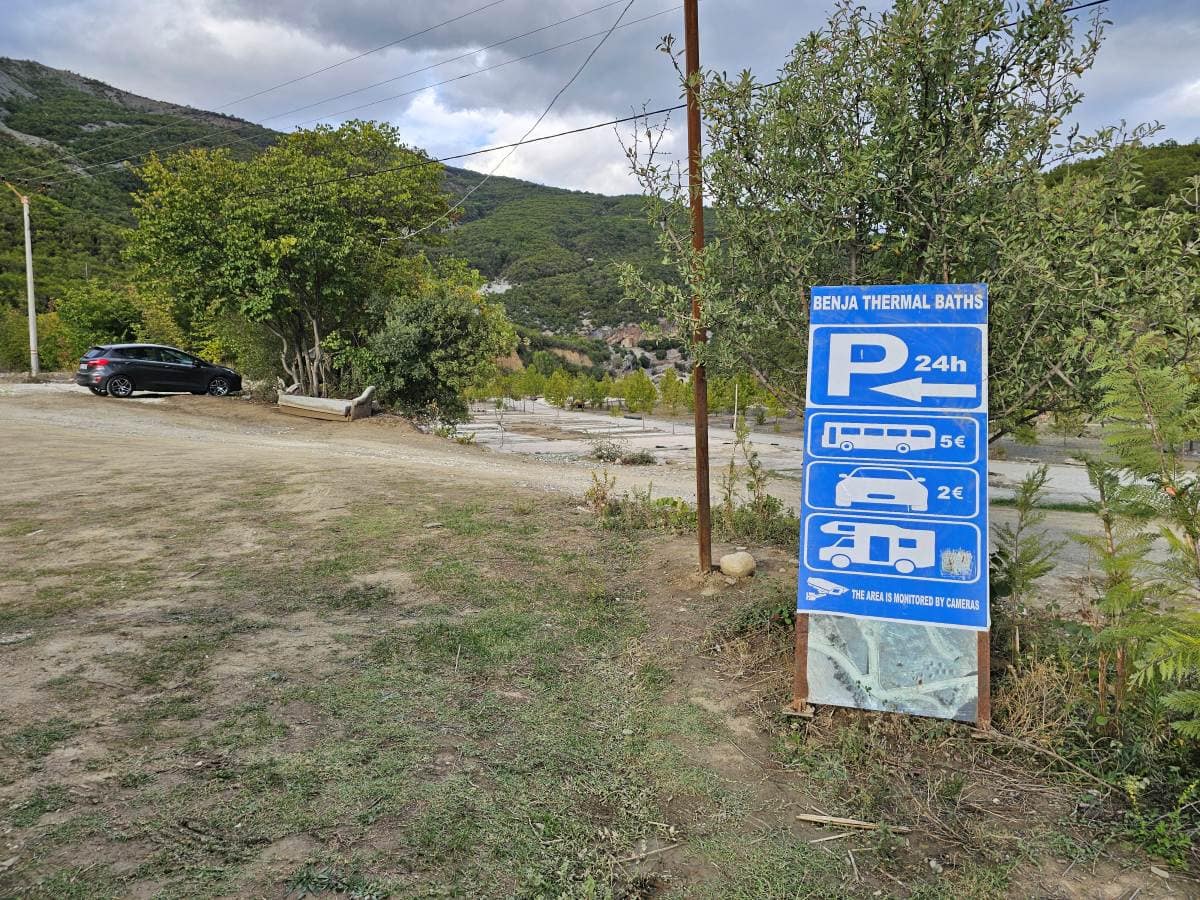 Parkplatz an den heißen Quellen von Permet mit Parkgebühren