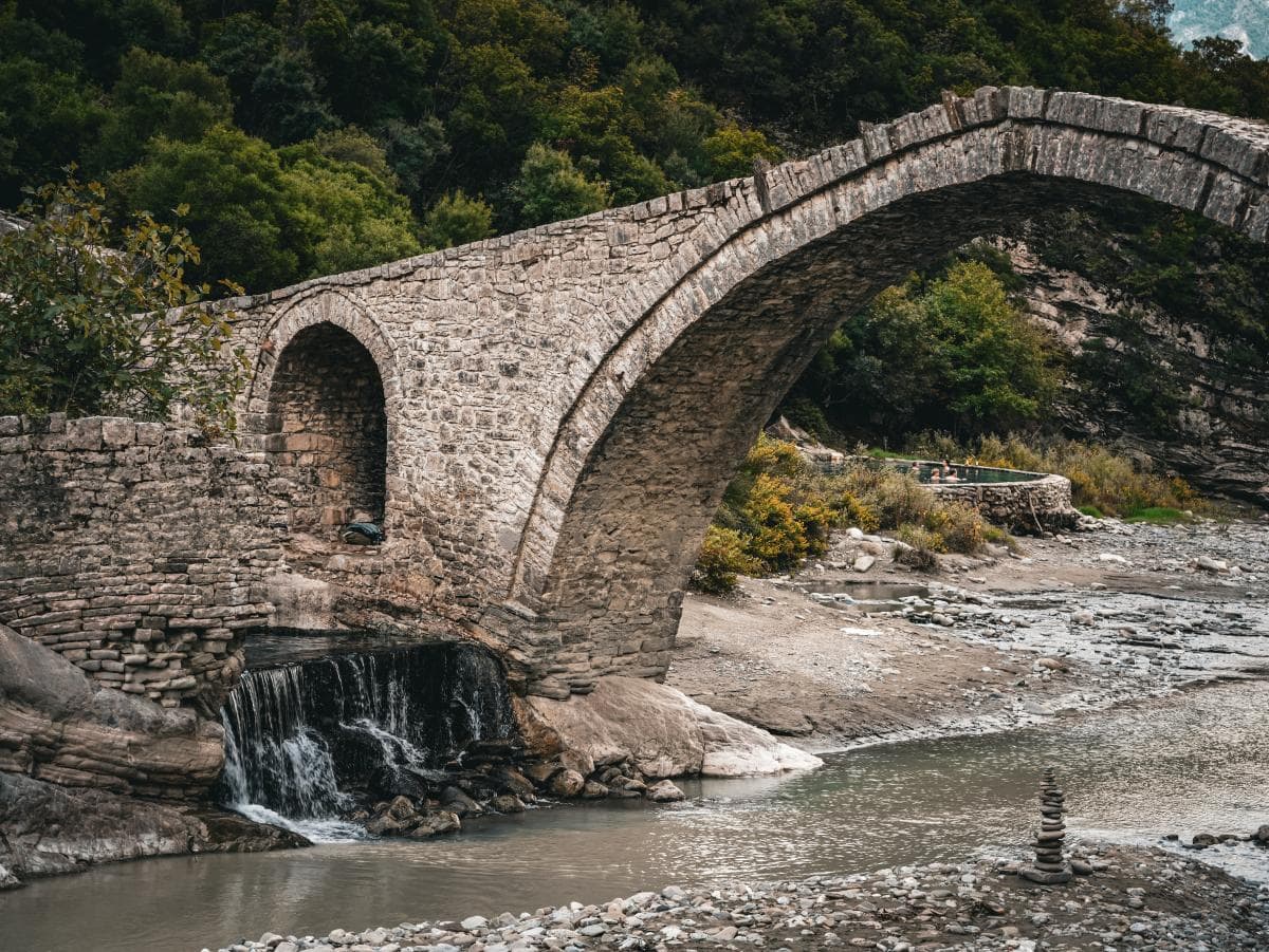 Steinbrücke von Permet mit Thermalbecken