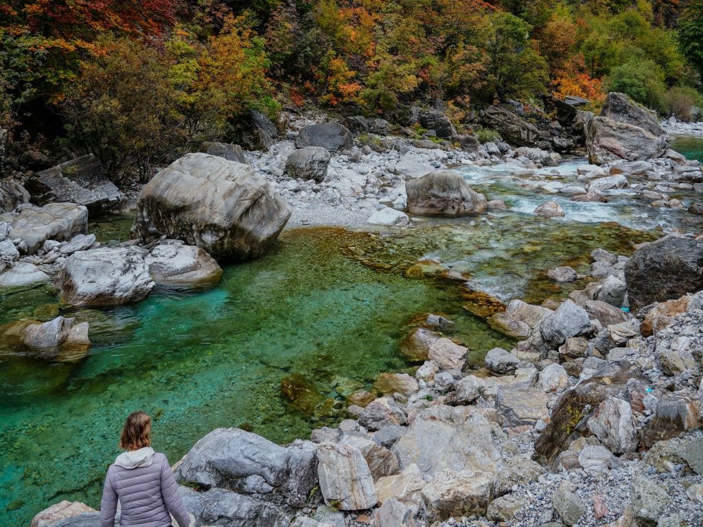Natürliche Pools im Valbona Fluss mit klarem Wasser
