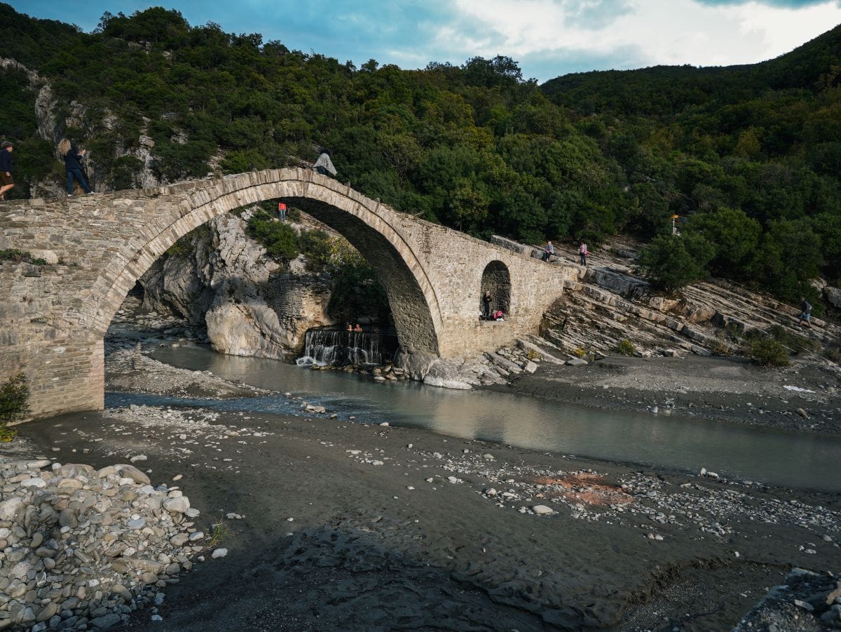 Steinbrücke an den Thermalquellen von Permet