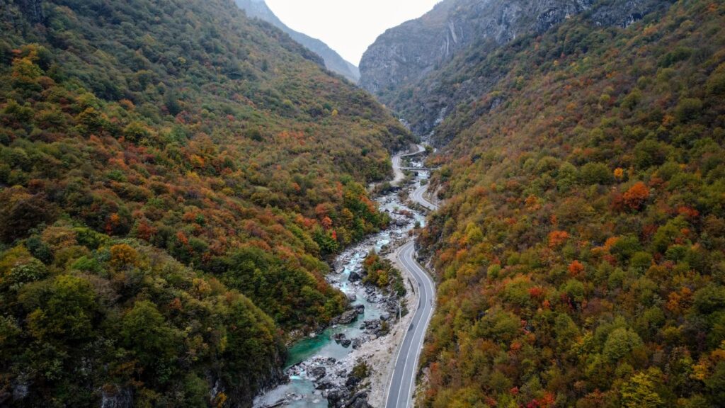 Blick ins Valbona Tal: Der Fluss Valbona und die einzige Straße, die ins Tal führt