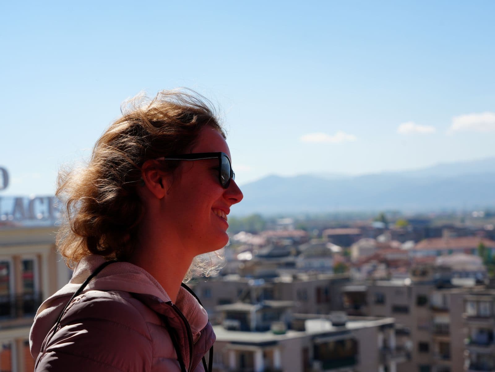 Theresa auf dem Panorama-Turm von Korca, Albanien