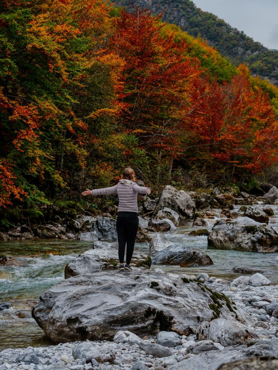 Theresa von Reisekröten am Fluss Valbona im Valbona Tal