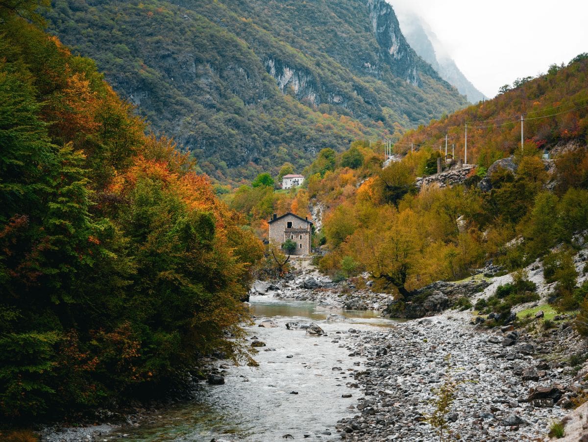 Valbona Fluss und Villa Alexander 