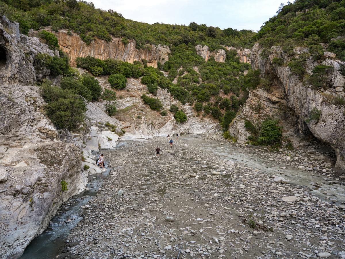 Wandern im Canyon nahe der Quellen von Permet