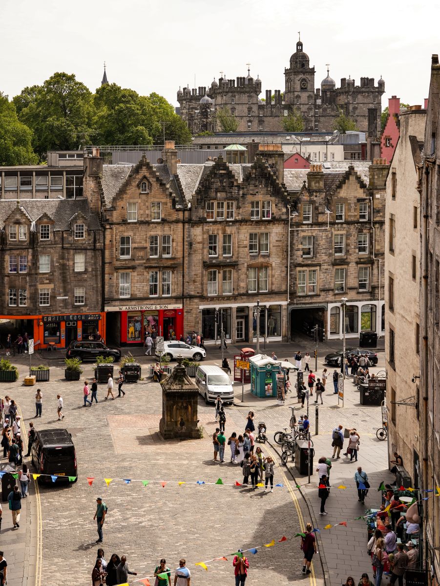 Blick von der Victoria Street bis zum Grassmarket und zur Heriot School