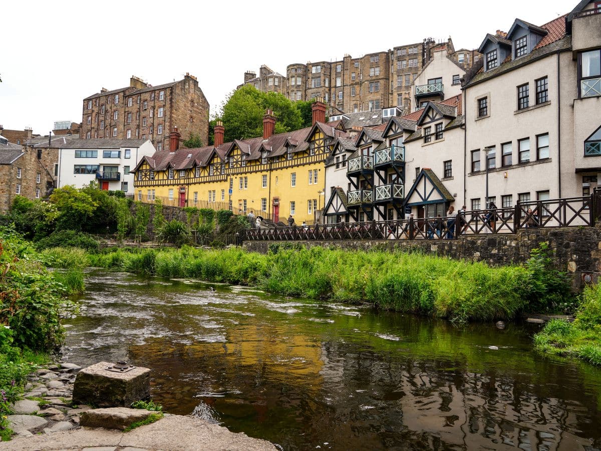 Blick auf die Häuser von Dean Village in Edinburgh