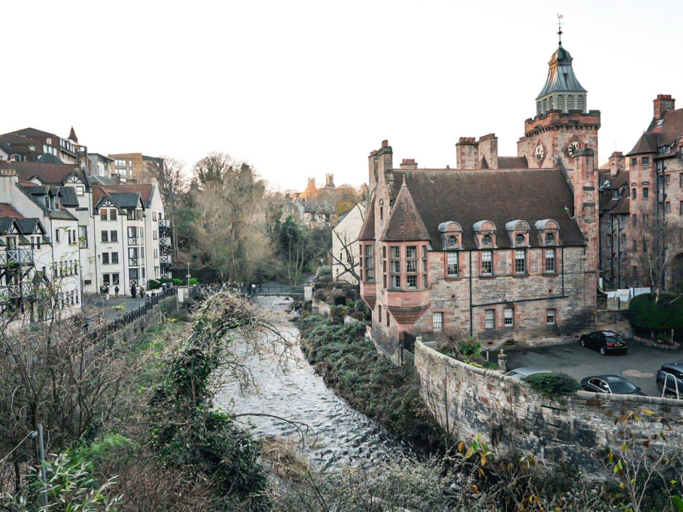 Blick auf den Water of Leith im Dean Village