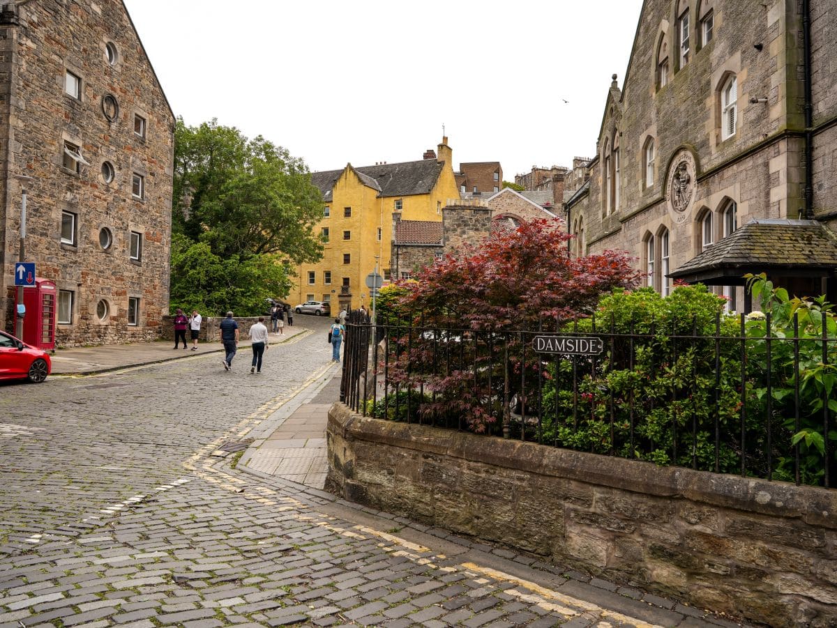 Zu Fuß ins Dean Village aus den Innenstadt von Edinburgh
