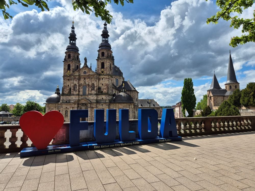 Der Dom St. Salvator in Fulda (Hessen) bei Sonnenschein, daneben die Michaelskirche.