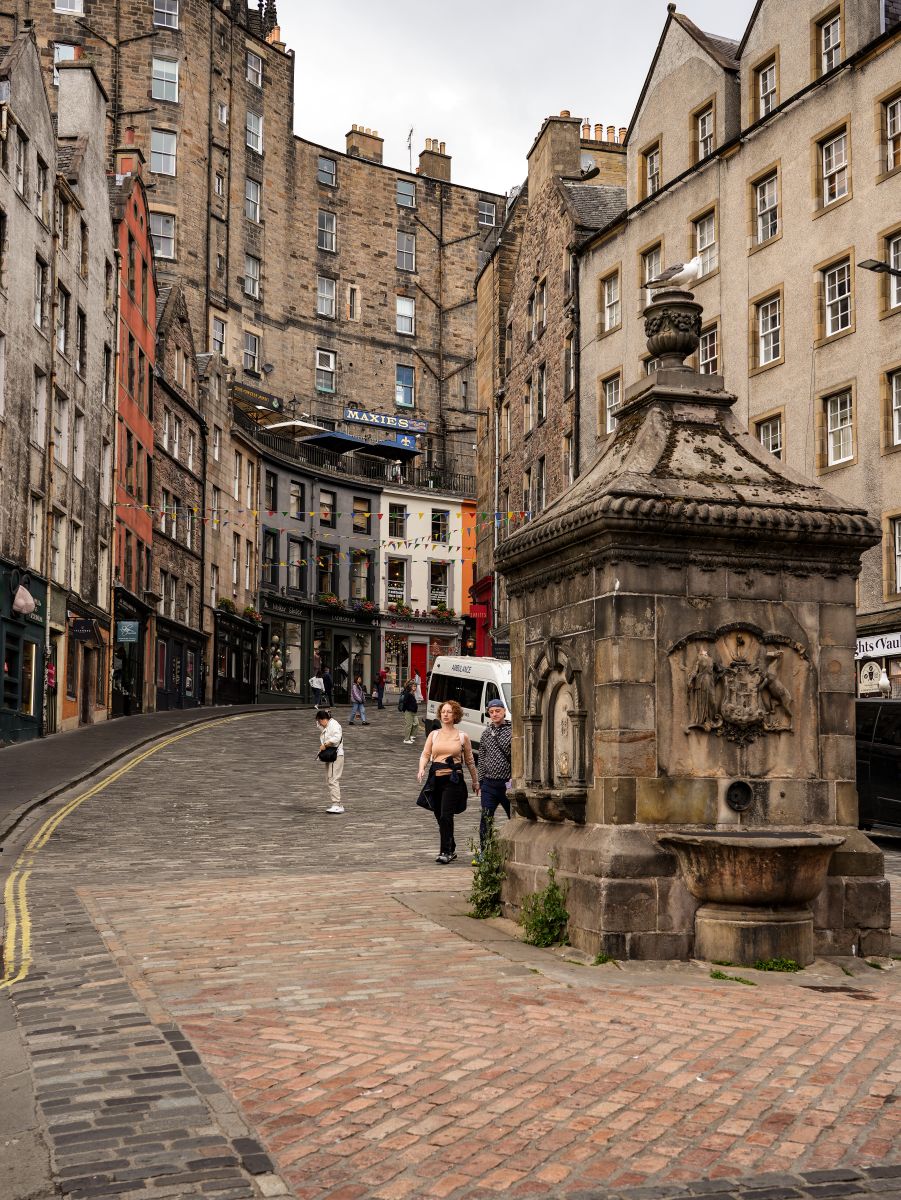 Grassmarket mit Blick in die Victoria Street, vom West Bow und Bow Well