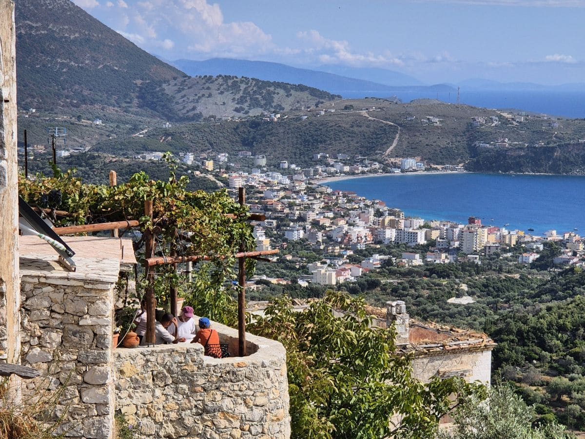 Himara: Blick von der Altstadt auf die große Bucht von Himara, Albanien