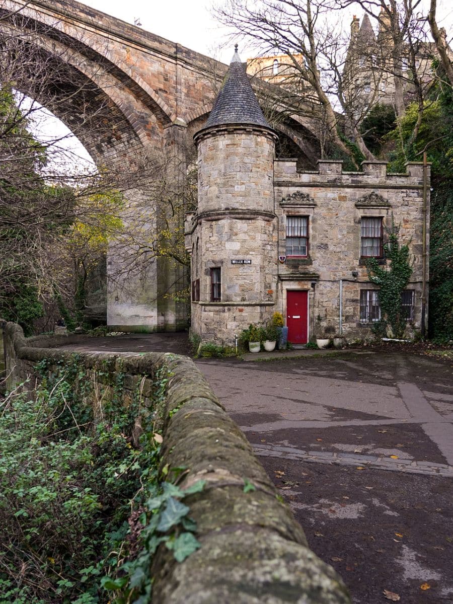 Miller Row und Dean Bridge im Dean Village von Edinburgh