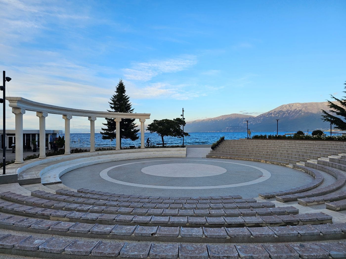 Im Ort Pogradec am Ohridsee in Albanien