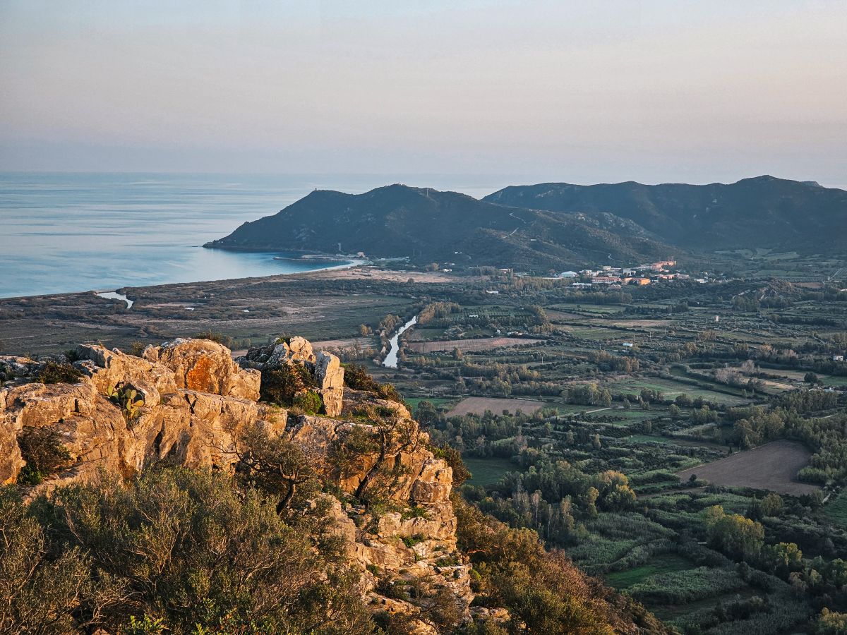 Auf den Bergen von Quirra mit Blick aufs Meer