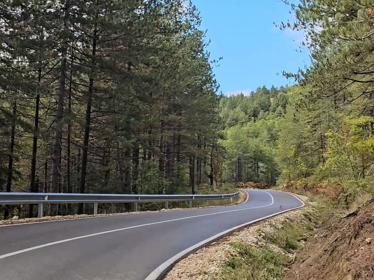 Straße in Albanien zwischen Leskovik und Korca