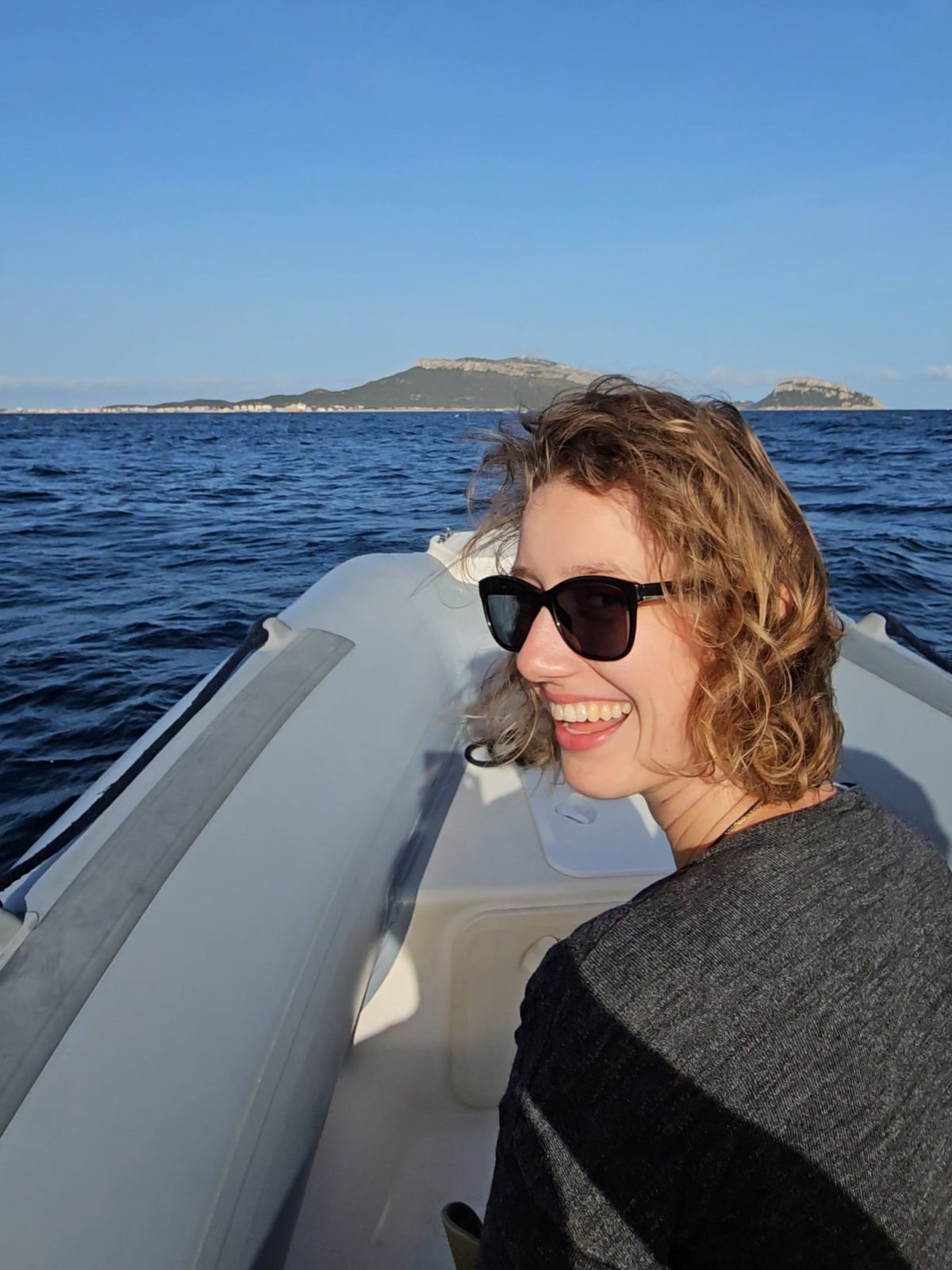 Theresa von Reisekröten auf einem Schlauchboot auf Sardinien