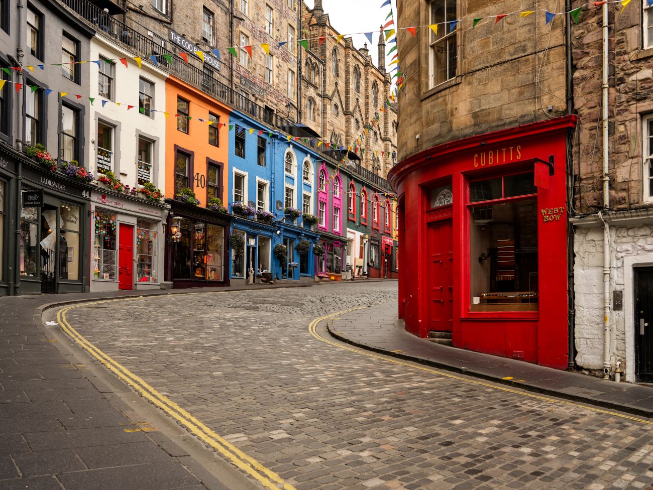 Die Victoria Street in Edinburgh am frühen Morgen