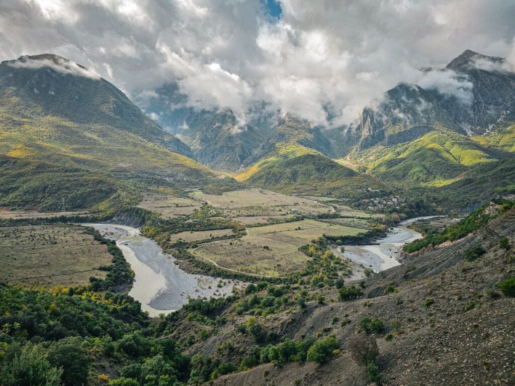 Das Vjosa River Bend, zwischen Leskovik und Korca in Albanien