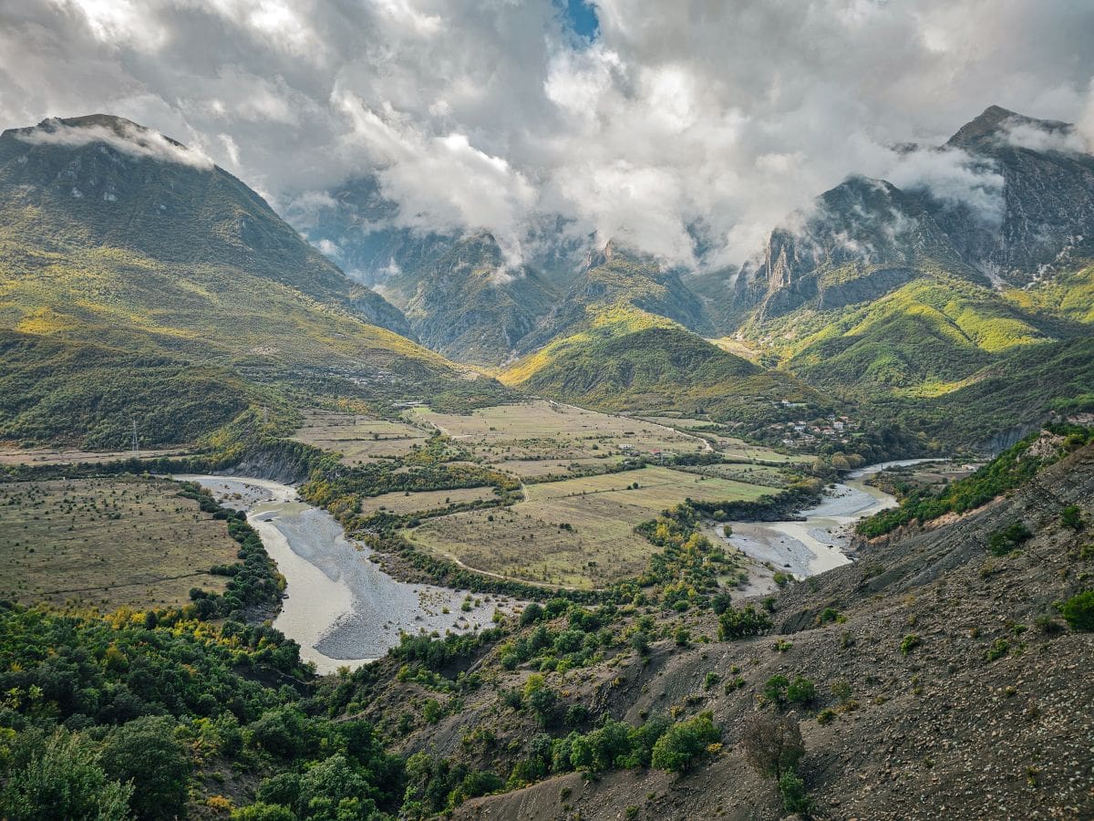 Das Vjosa River Bend, zwischen Permet und Leskovik in Albanien