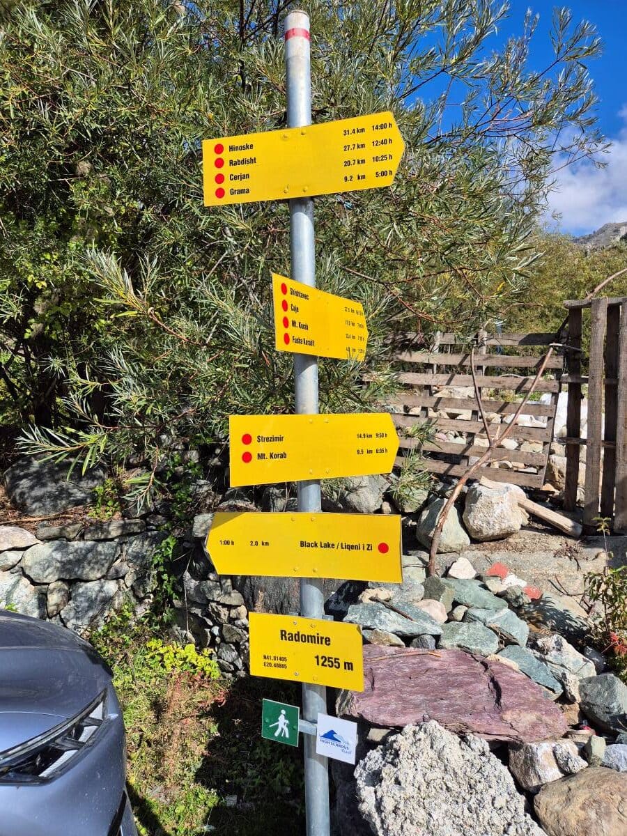 Wander-Wegweise in Radomira, Albanien