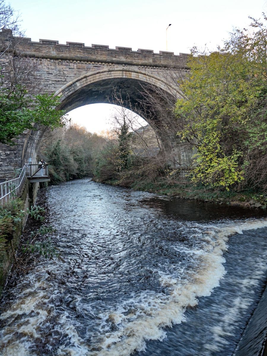 Water of Leith Walkway in Richtung Dean Village