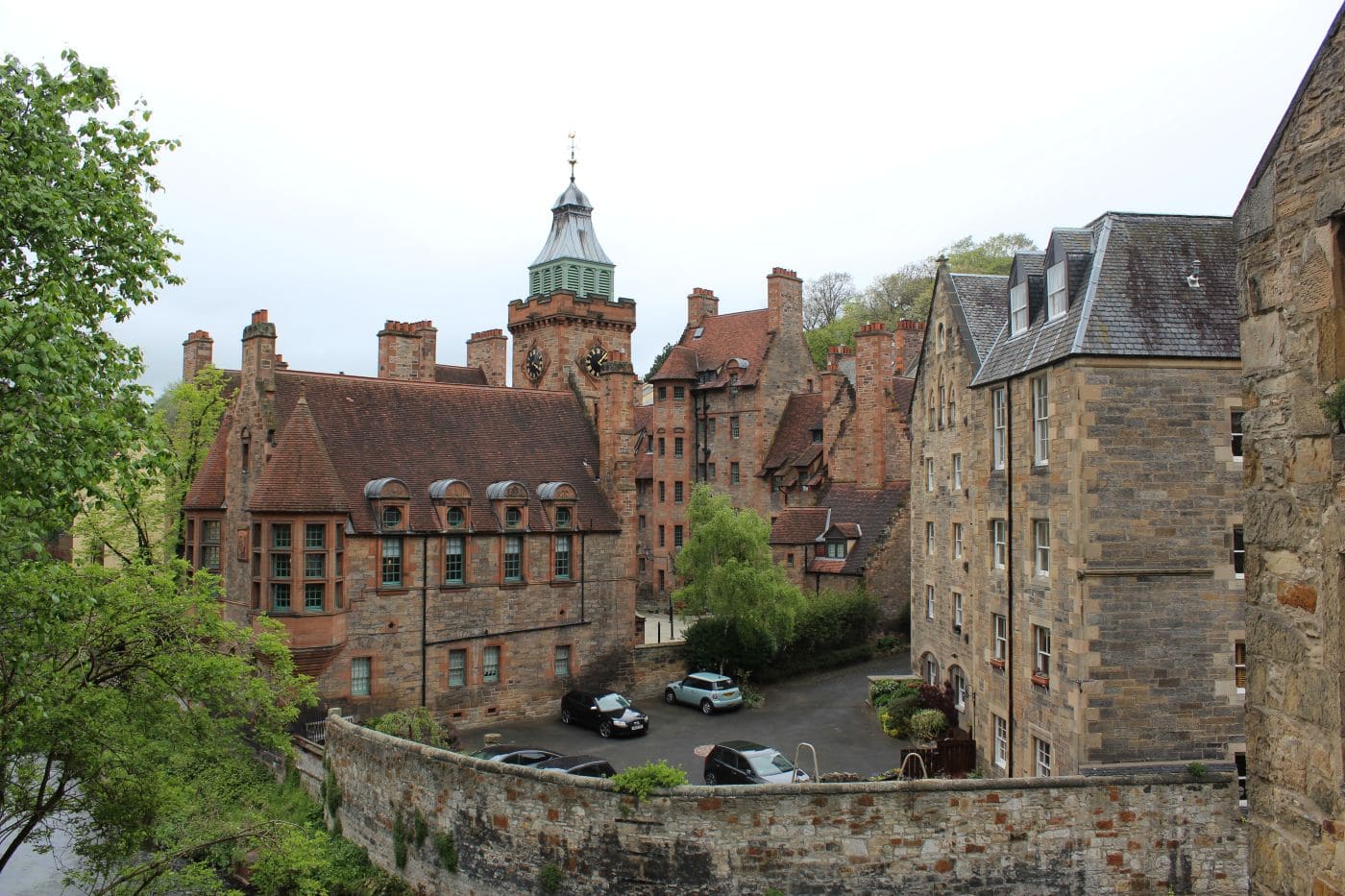 Wohnviertel Dean Village in Edinburgh: Blick auf Well Court