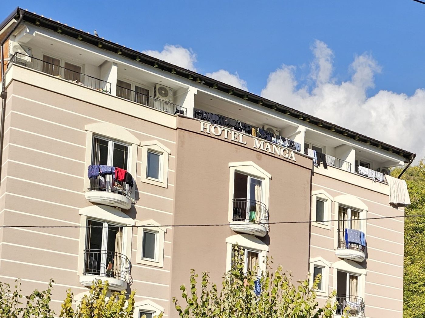 Ein Hotel in Peshkopi, Wäsche hängt an den Balkonen zum Trocknen