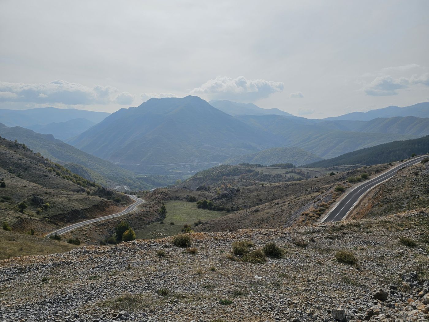 Straße über die Berge Albaniens nach Peshkopi