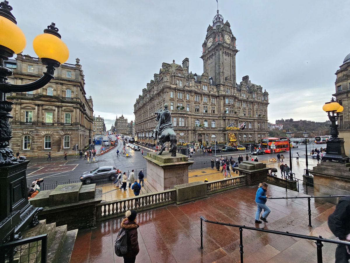 Balmoral Hotel und North Bridge in Edinburgh
