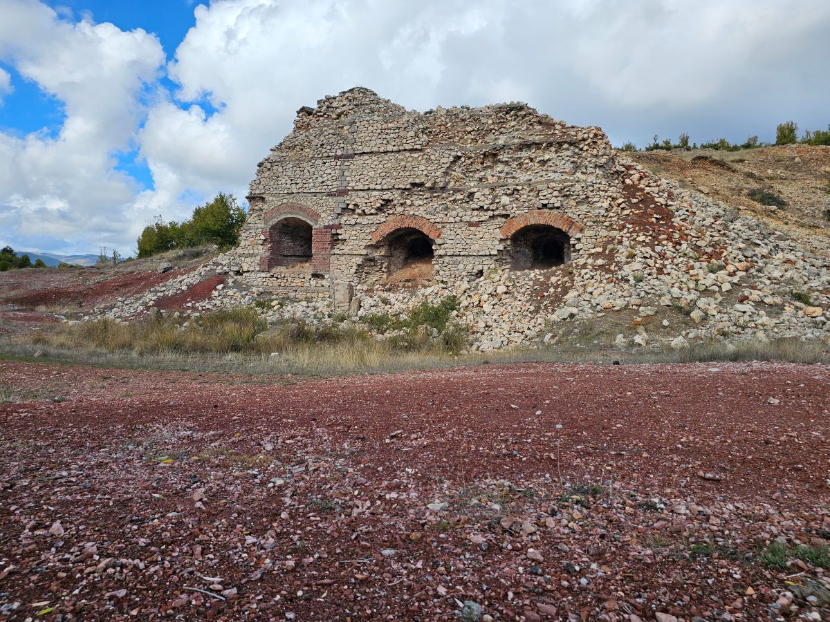 Alte Backstein-Brennöfen in Albanien, nahe Korca