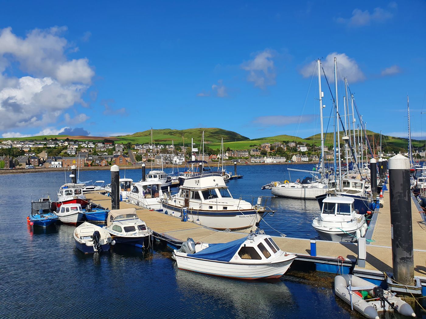 Hafen von Campbeltown in Schottland, im September, bei herrlichstem Wetter