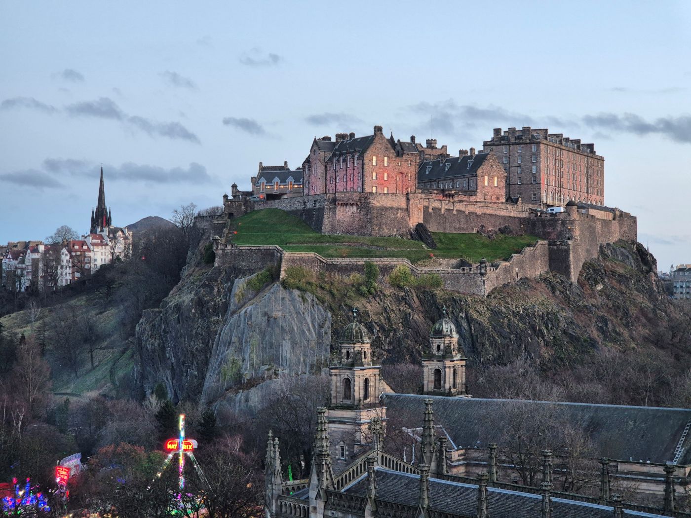 Blick auf Edinburgh Castle von der Dachterrasse der Johnnie Walker Experience
