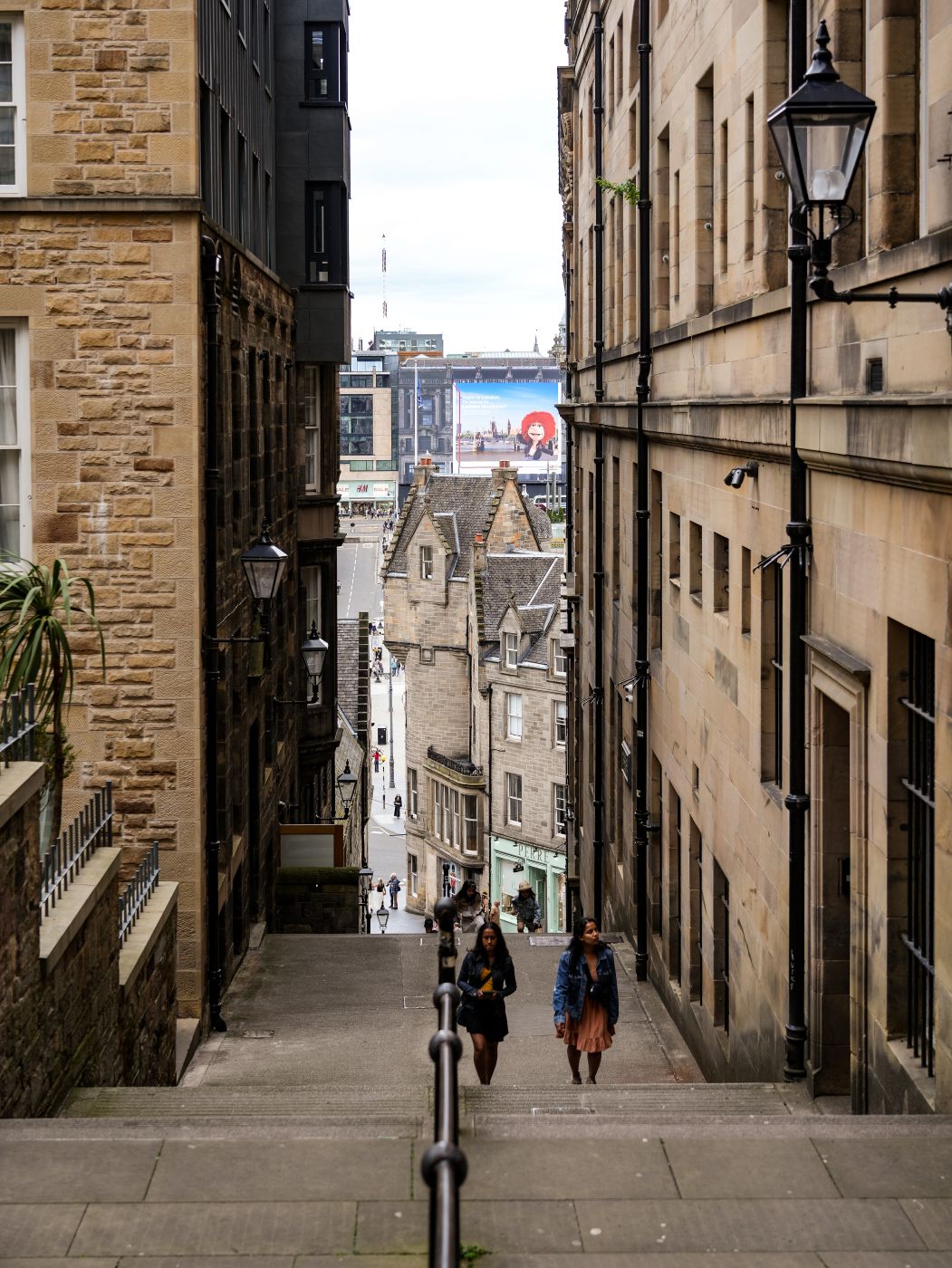 Closes sind Verbindungstreppen in Edinburgh, die einem viele Laufwege ersparen