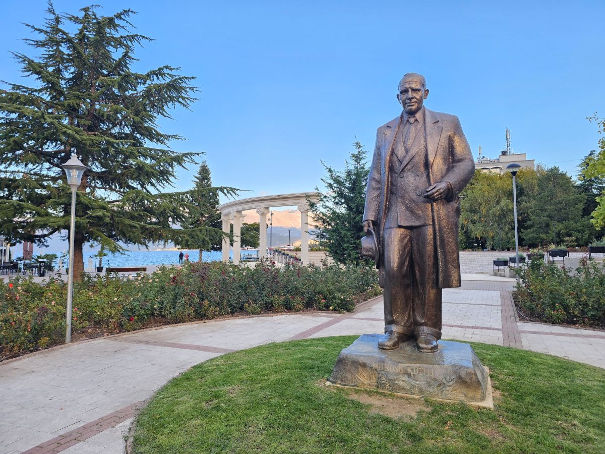 Denkmal in Pogradec an Ohridsee