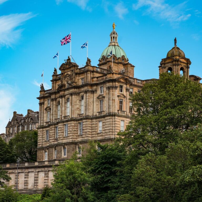Sehenswürdigkeiten in Edinburgh: Chris und Theresa von Reisekröten stellen vor, wie man die 37 schönsten Orte in Edinburgh als Laufwege sinnvoll miteinander verbindet und so das meiste aus zwei bis drei Tagen in Edinburgh herausholt, und sich dabei verhält und fortbewegt, wie die Locals.