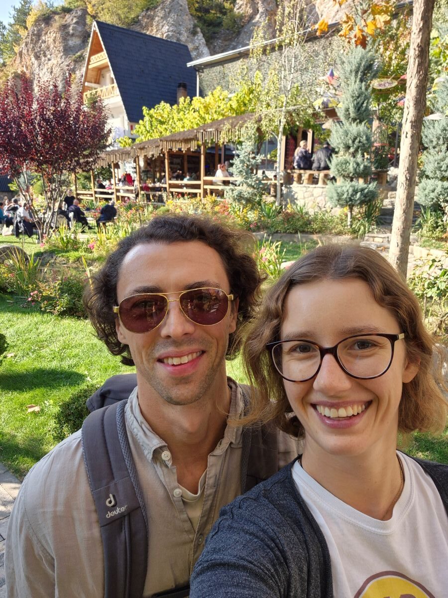 Theresa und Chris von Reisekröten, in Peshkopi: Erfahrungsbericht