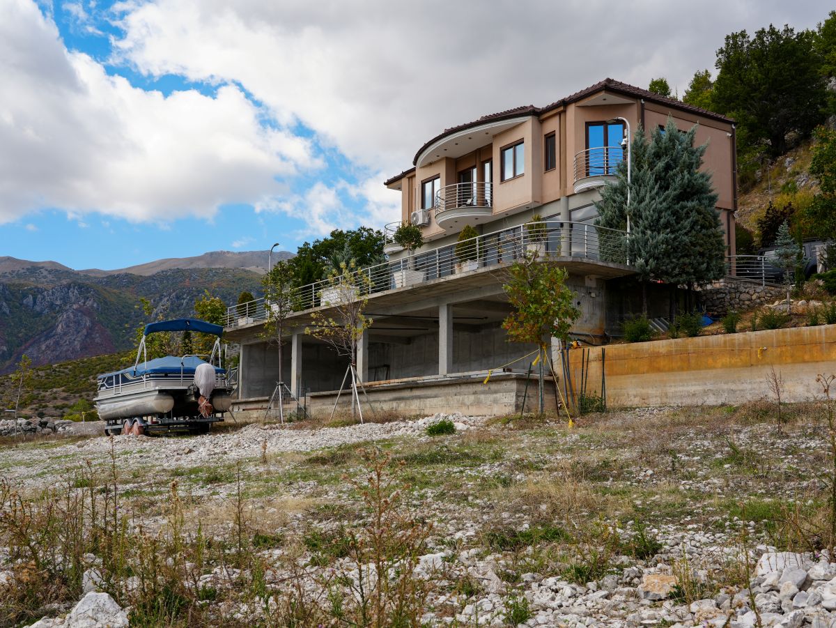 Ein Haus am Seeufer des Prespasee in Albanien
