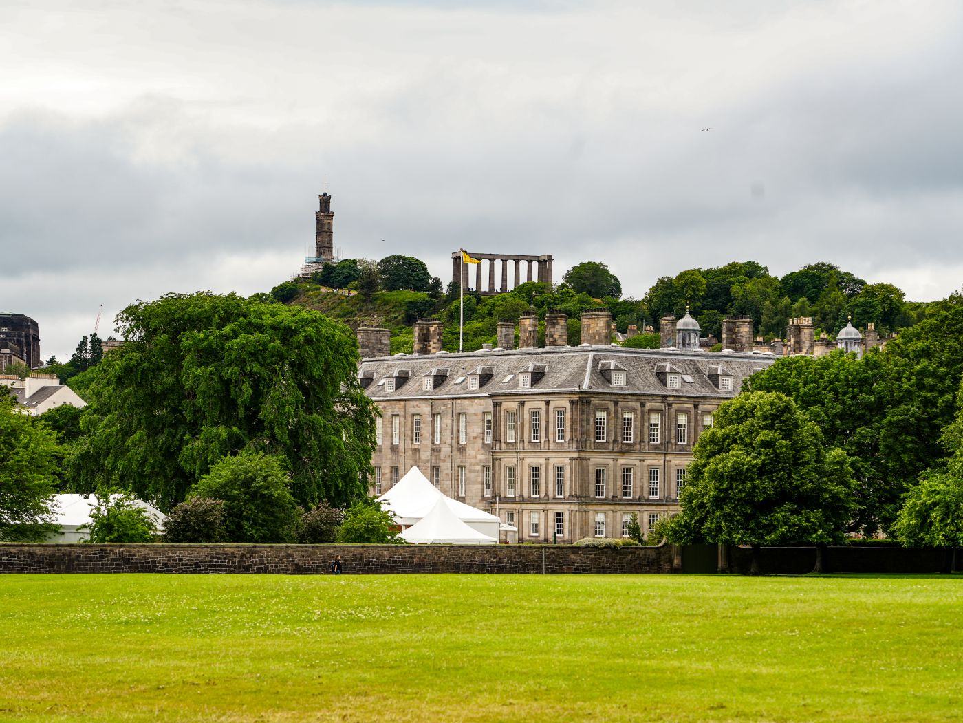 Palace of Holyrood, Calton Hill im Hintergrund, gesehen von Holyrood Park