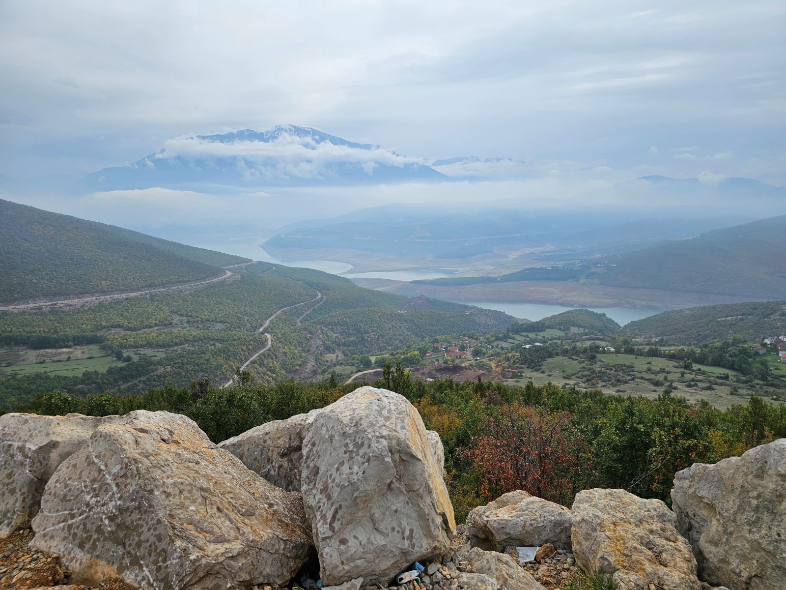 Abreise aus Kukes: Blick über den Drin und Fierza-See