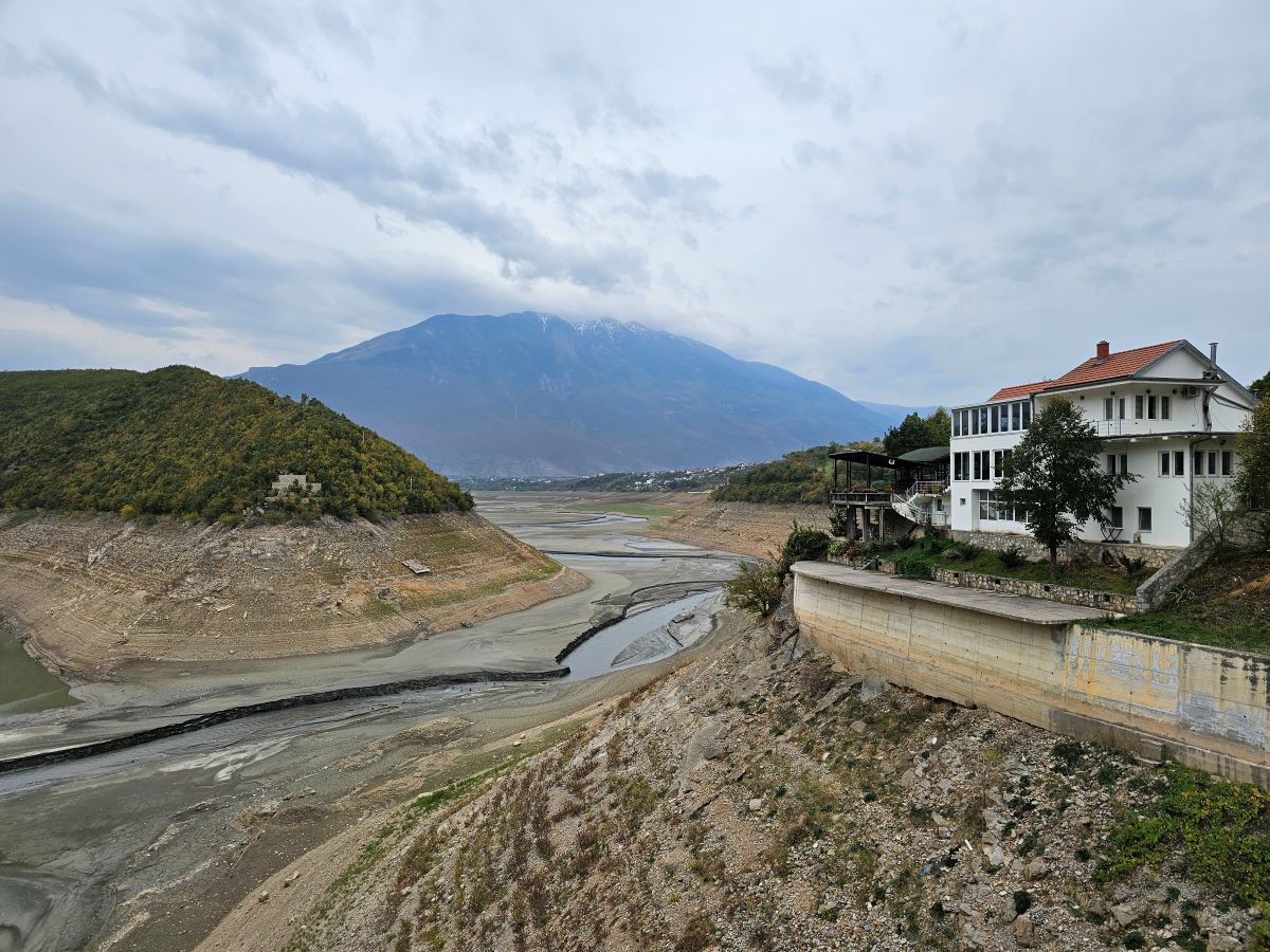 Der Fluss Drin, in Kukes, Albanien