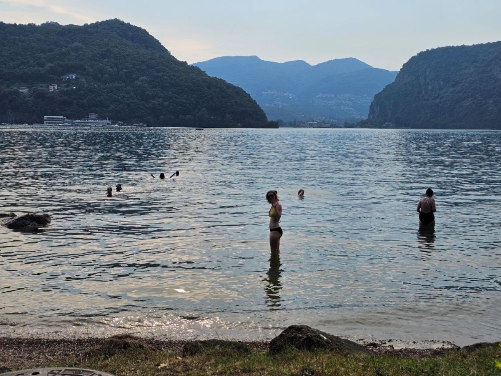 Theresa badet im Luganersee (Parco Figino)