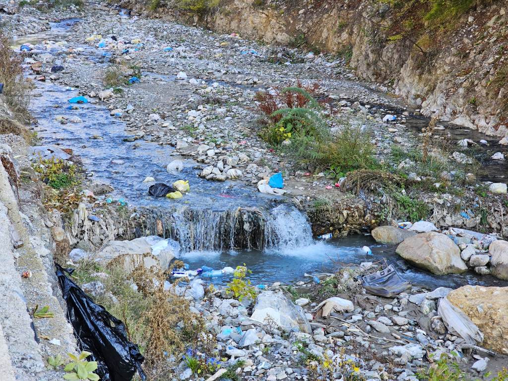 Müll im Fluss von Peshkopi