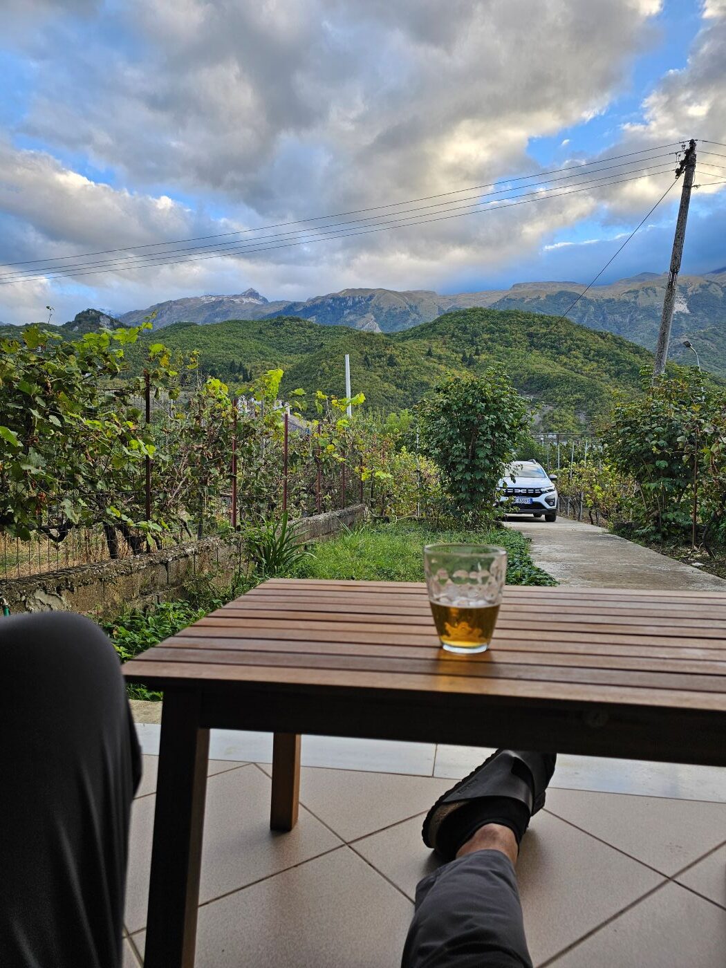 Tee, mit Ausblick auf die Berge von Permet