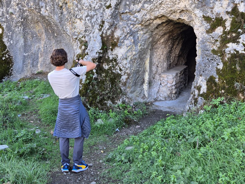 Eingang zu einer Höhle im Felsen von Permet